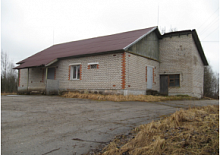 Нежилое здание с земельным участком